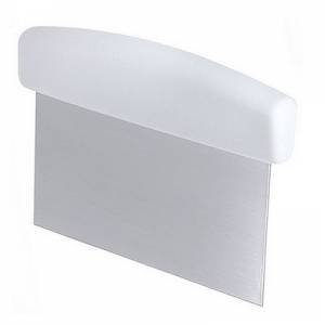 TEIGSCHNEIDER AUS EDELSTAHL MIT KUNSTSTOFFGRIFF ABM. 15X7,5CM.