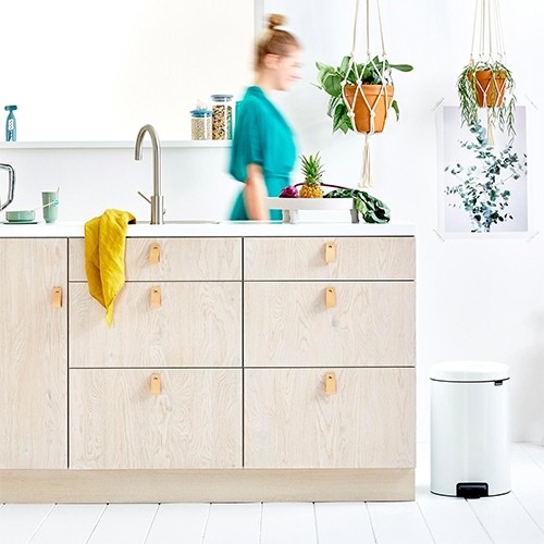 Treteimer Newicon Inh. 20LTR. DURCHM. 26CM. HG. 64CM. FARBE WEISS BRABANTIA