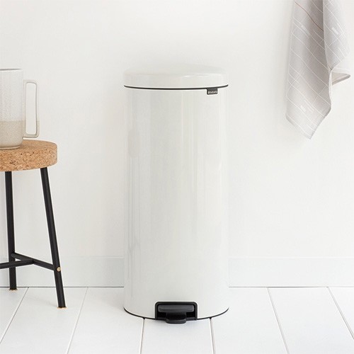 PEDAL BIN NEWICON INH. 30LTR. DIAM. 30CM. HG. 68CM. BRABANTIA