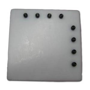 SCHNEIDEBRETT MIT 8 SCHWARZEN NÜSSEN ABM. 18X18CM.