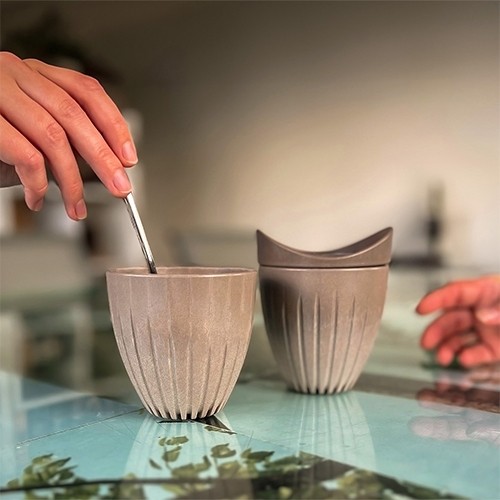 GRANDE TASSE AVEC CONTENU DU COUVERCLE. 340ML. TASSE À CAFÉ BEIGE