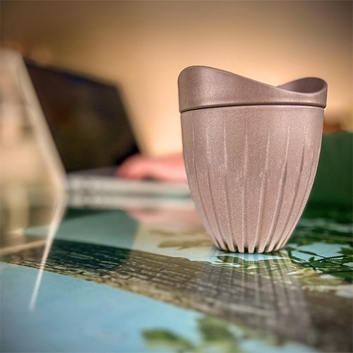 GRANDE TASSE AVEC CONTENU DU COUVERCLE. 340ML. TASSE À CAFÉ BEIGE