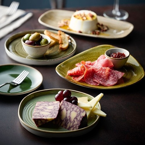 LÄNGLICHE TELLERGRÖSSE FÜR KÖCHE. 29,8 x 15,3 cm. CHURCHILL STONECAST SALBEIGRÜN