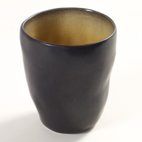 TASSE / MUG CONT. 30CL. DIAM. 7.5CM. HGT 9CM. COULEUR VERT PUR PAR PASCALE NAESSENS SERAX