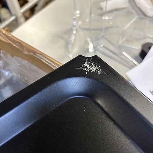 Chariot de service noir mat, dimensions 910x590x950cm. Acier inoxydable, 3 étagères, 4 roues (2 avec freins).