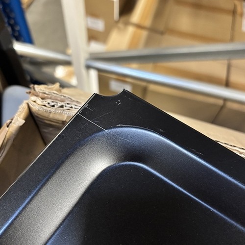 Chariot de service noir mat, dimensions 910x590x950cm. Acier inoxydable, 3 étagères, 4 roues (2 avec freins).