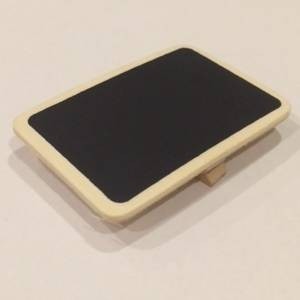 Tafel in Minigröße. 6,5 x 4,5 cm. HOLZ